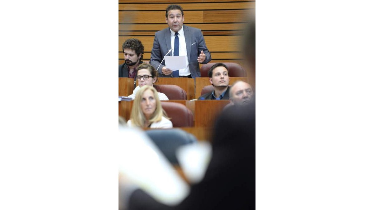 El procurador Luis Mariano Santos, ayer en las Cortes. NACHO GALLEGO