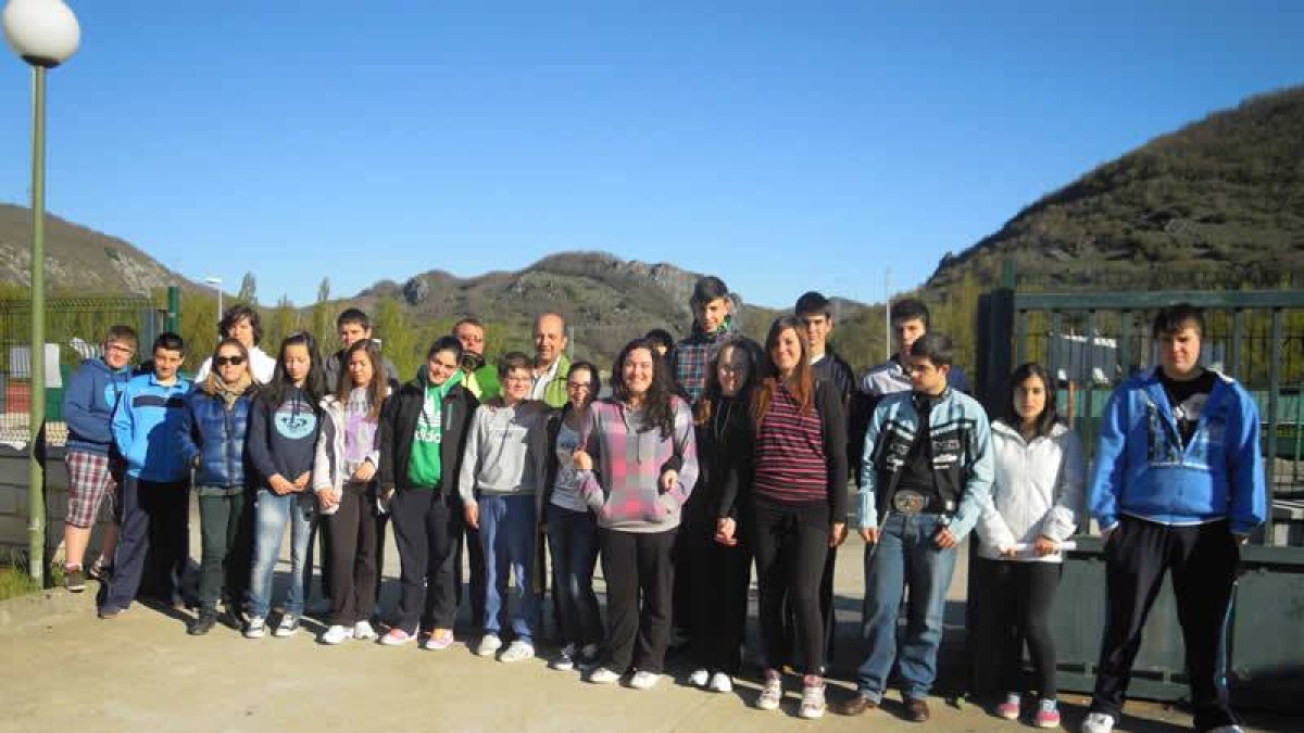 El grupo de alumnos del IES de La Pola posa con el alcalde, Francisco Castañón.