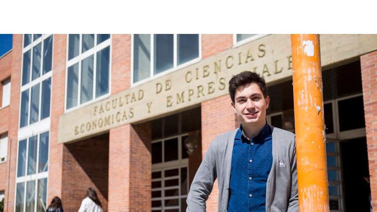 Javier Martínez, a la entrada de la facultad donde estudia Comercio Internacional. F. OTERO PERANDONES