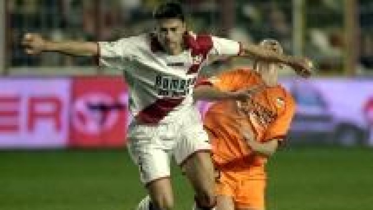 El defensa del Rayo Corino obstaculiza con un puñetazo la penetración de Mista