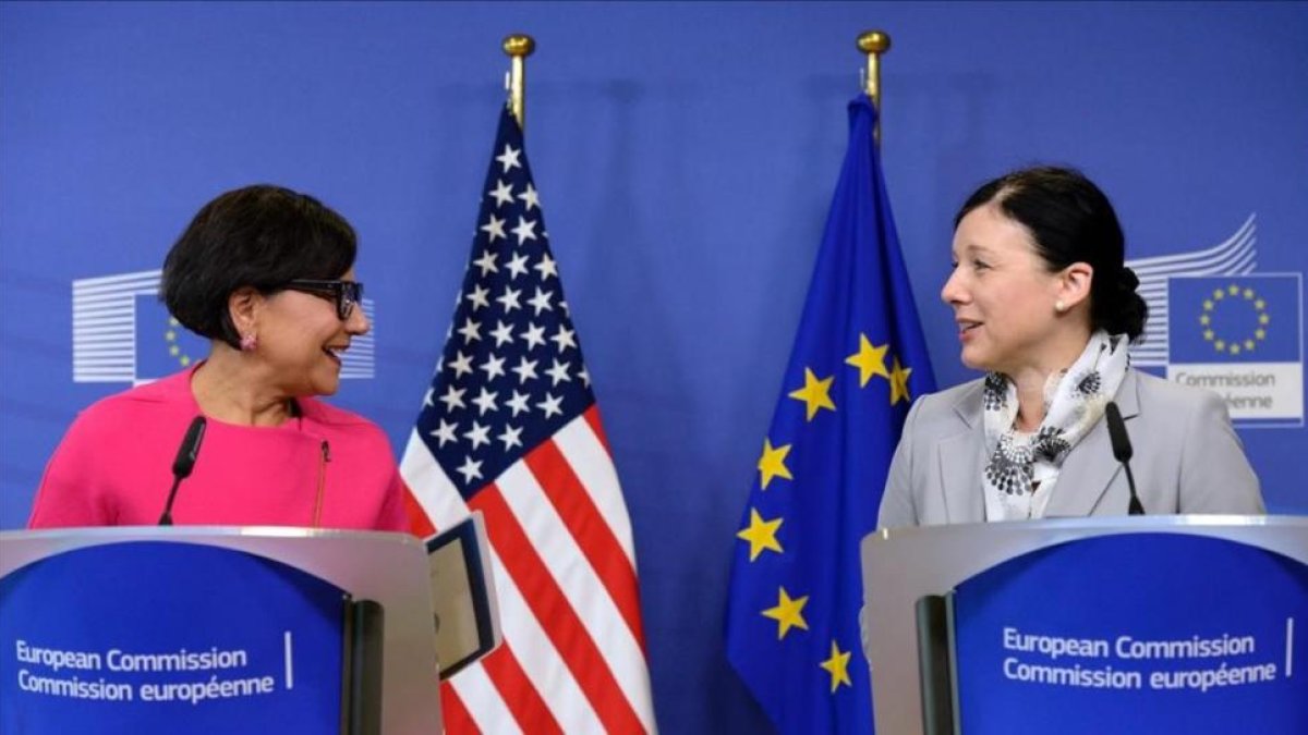 La secretaria de Comercio de EEUU, Penny Pritzker, (izquierda) y la comisaria europea de Justicia, Consumidores e Igualdad de Género, Vera Jourová, durante la presentación del acuerdo.