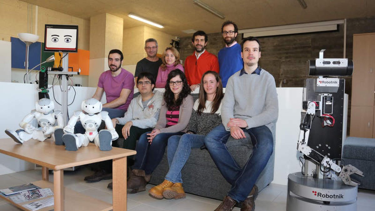 Parte del grupo de robótica de la Escuela de Ingeniería Industrial e Informática de la Universidad posa junto a los robots