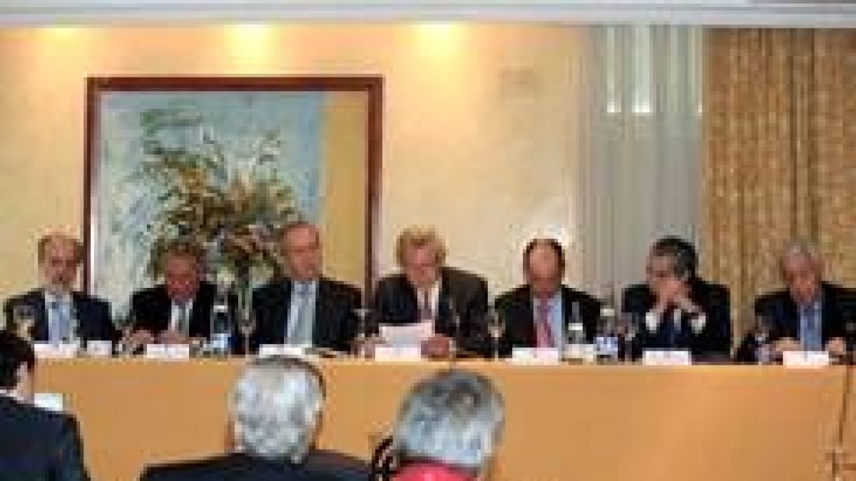 El presidente, en el centro, rodeado de los directivos de la Hullera