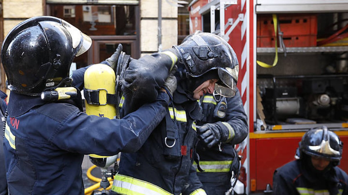 Bomberos de León duranta una actuación. MARCIANO PÉREZ