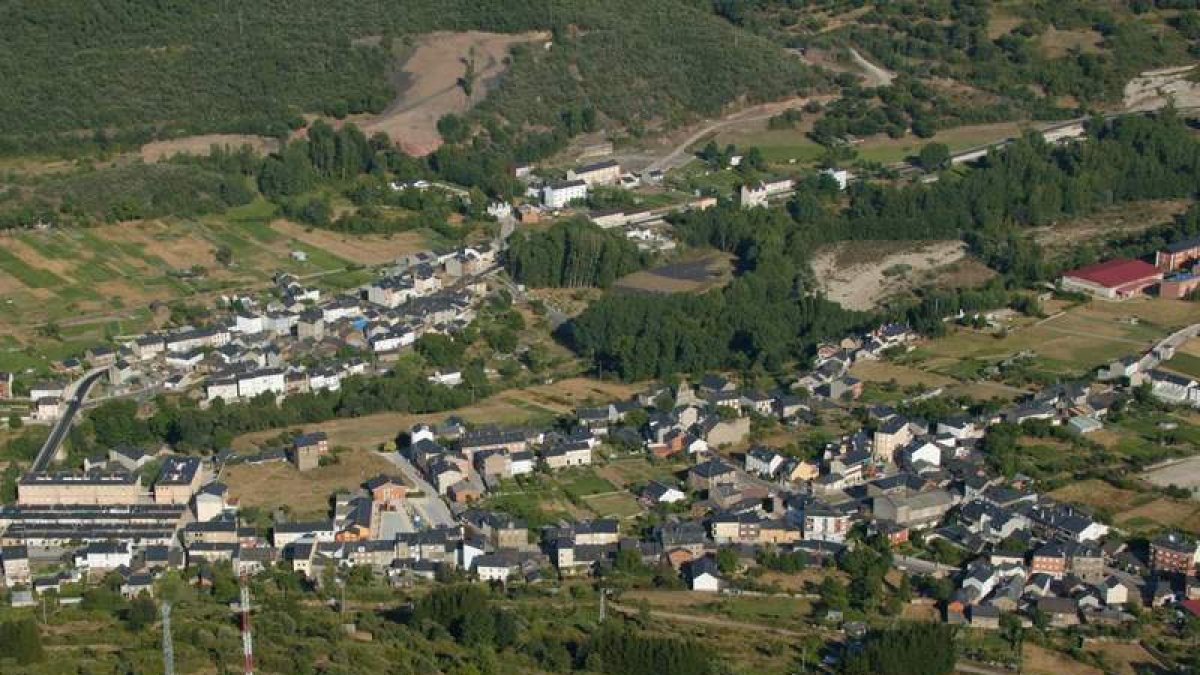 La vista aérea, como ésta de Toreno, permite detectar todo tipo de edificaciones que escapaban al control administrativo. NARDO VILLABOY