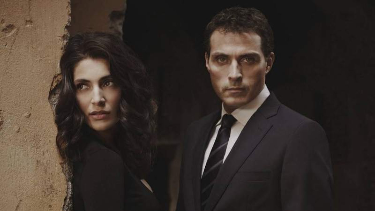 Caterina Murino y Rufus Sewell, que interpreta al detectivo Aurelio Zen.