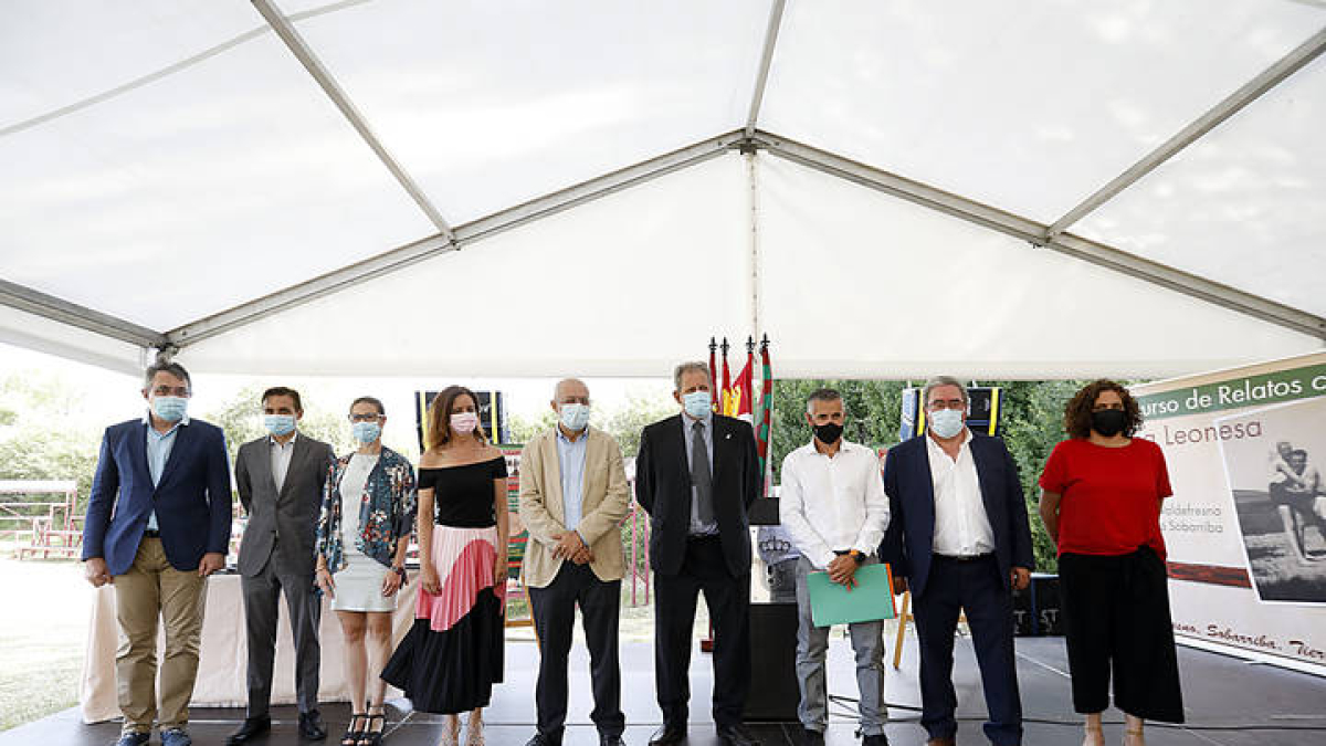 Francisco Igea, en Valdefresno, durante el anuncio que oficializa la Federación de Lucha Leonesa. DL | MARCIANO PÉREZ