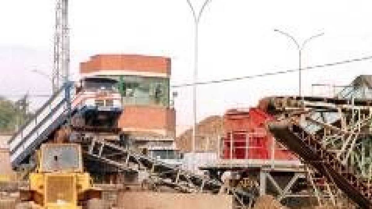 Descarga de remolacha en las instalaciones de la azucarera bañezana