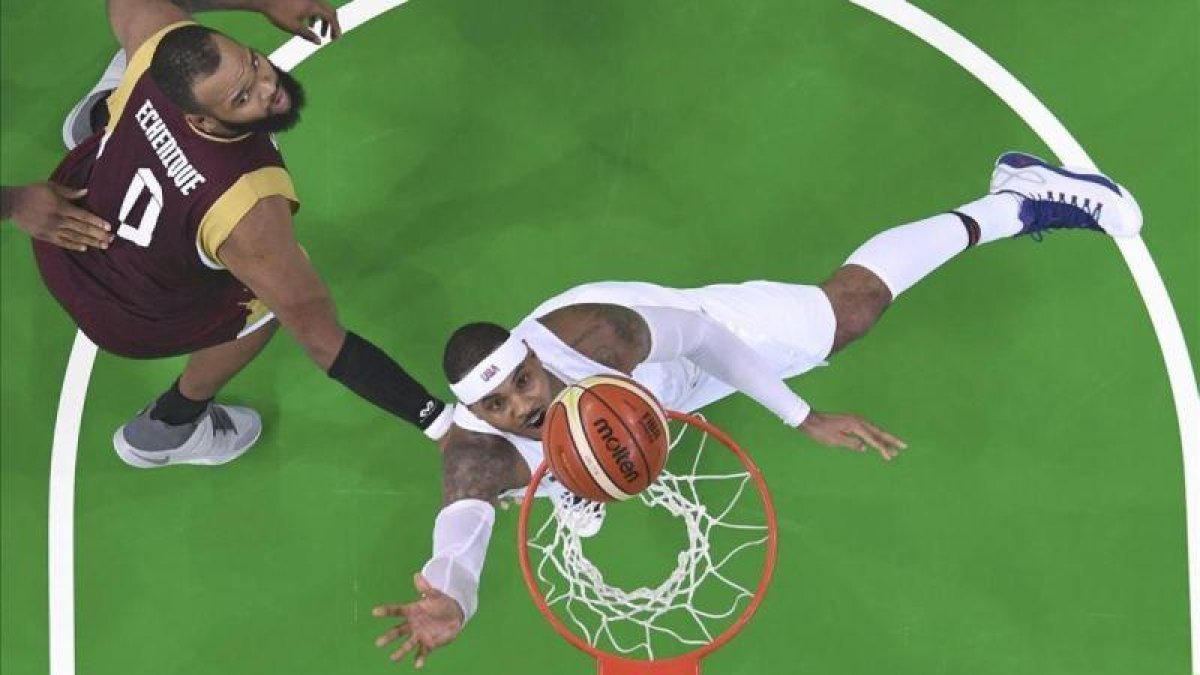 Carmelo Anthony anota una bandeja en el partido ante Venezuela.