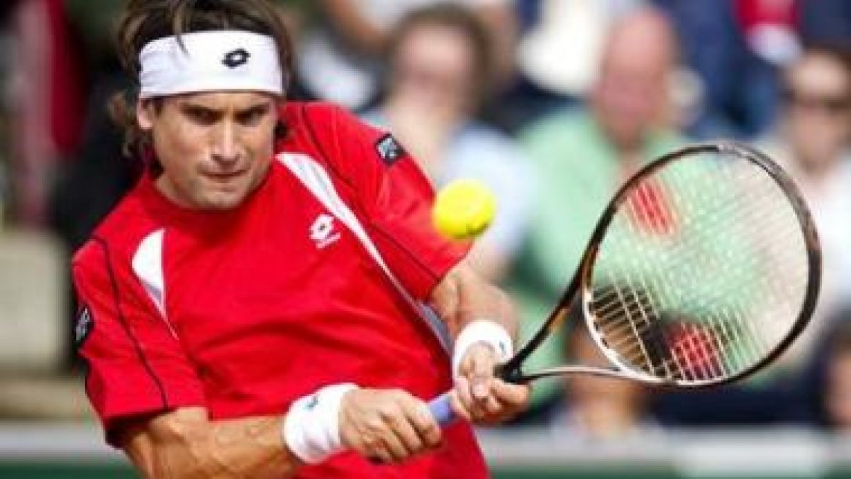 David Ferrer devuelve la bola al sueco Robin Soderling.
