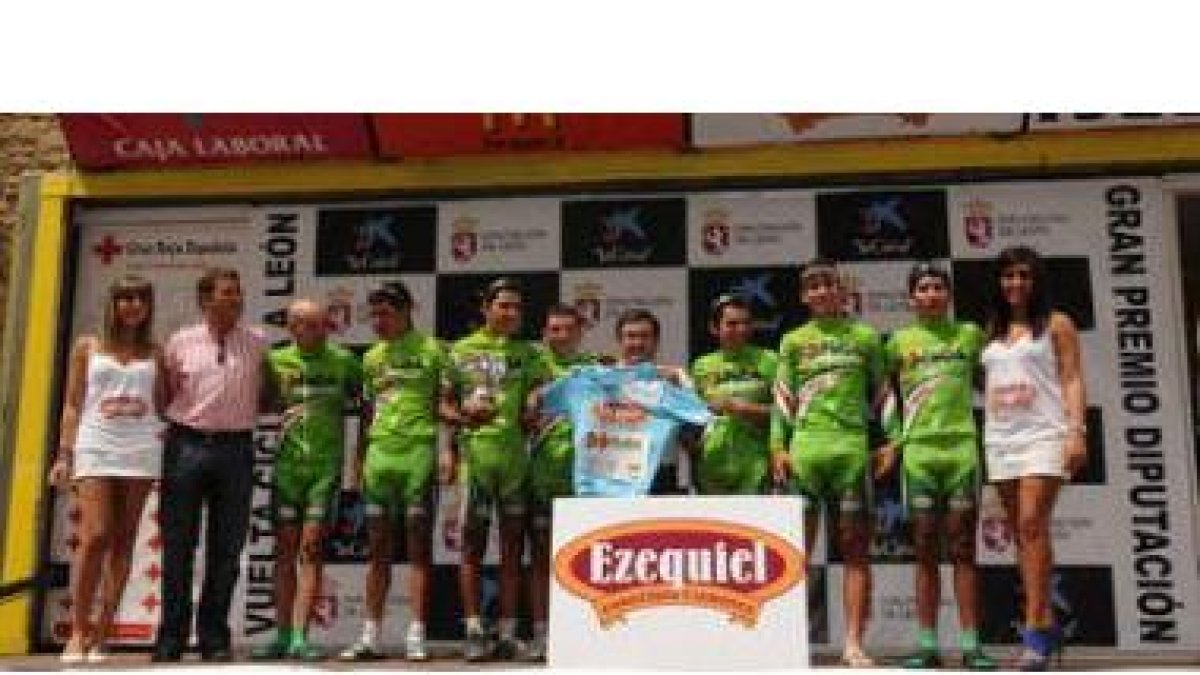 El equipo Boyaca al completo posa junto al maillot que le acredita como mejor equipo de la Vuelta.