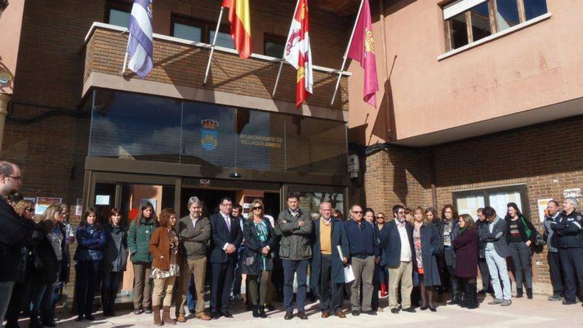 Minuto de silencio a la puerta de la Casa Consistorial de Villaquilambre este mediodía