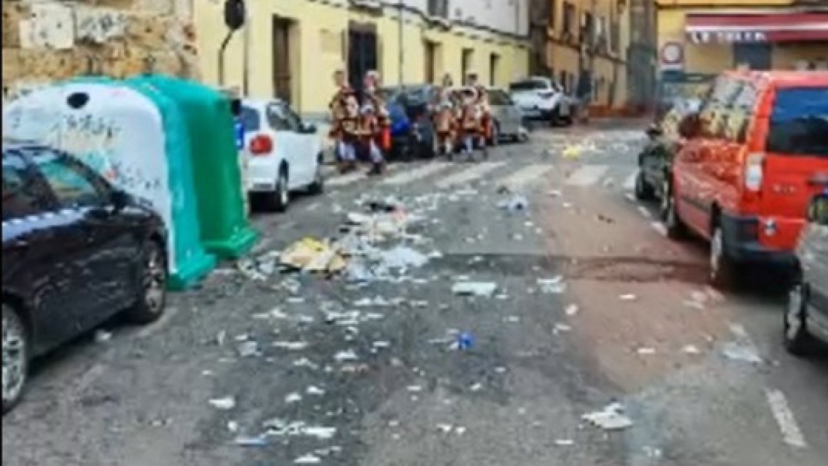 Barrenderos del servicio municipal de limpieza y recogida de basuras de León han grabado un vídeo que se ha hecho viral en las redes. DL