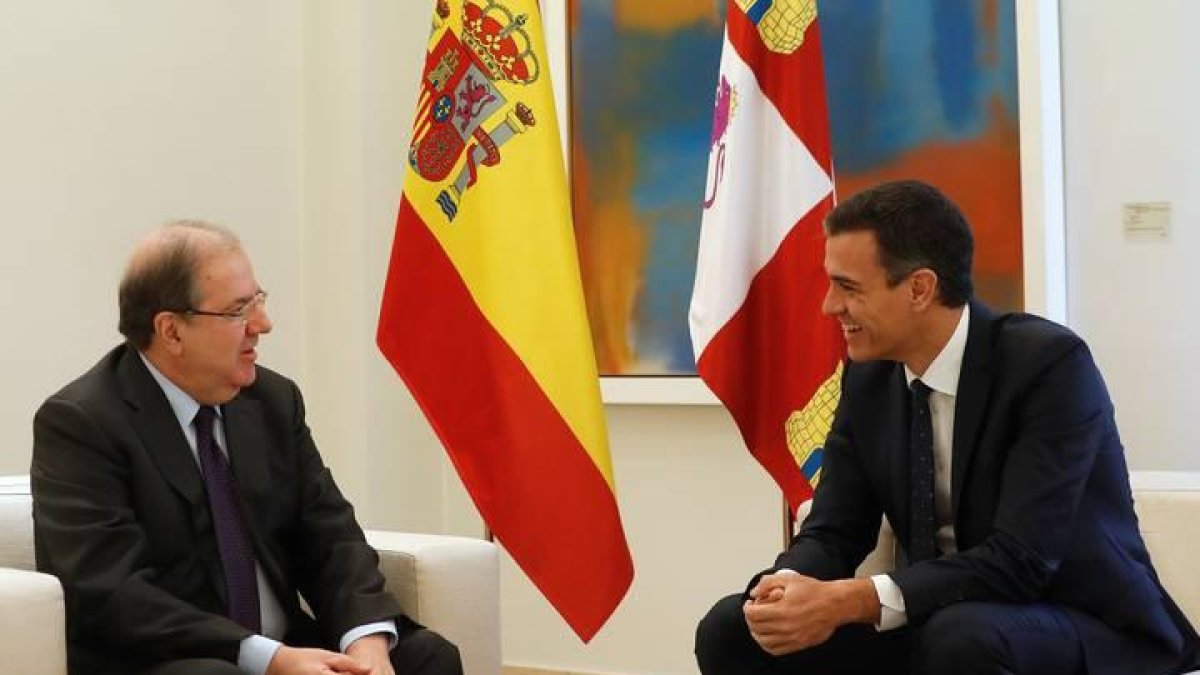 El presidente de la Junta conversa con el presidente del Gobierno