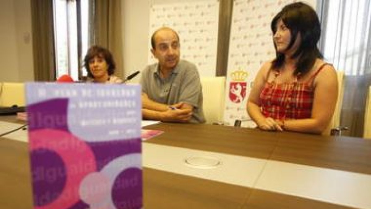 Francisco Castañón junto a las técnicas del II Plan de Igualdad de Oportunidades.