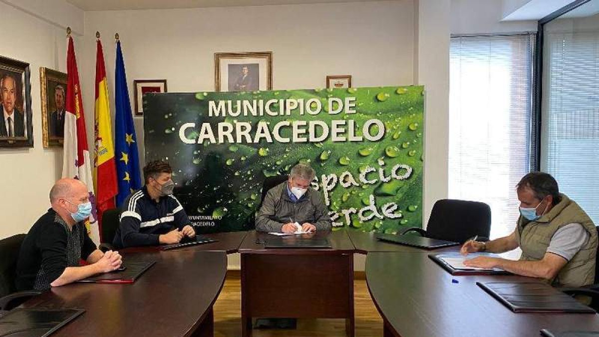 Momento de la firma en el Ayuntamiento de Carracedelo. DL