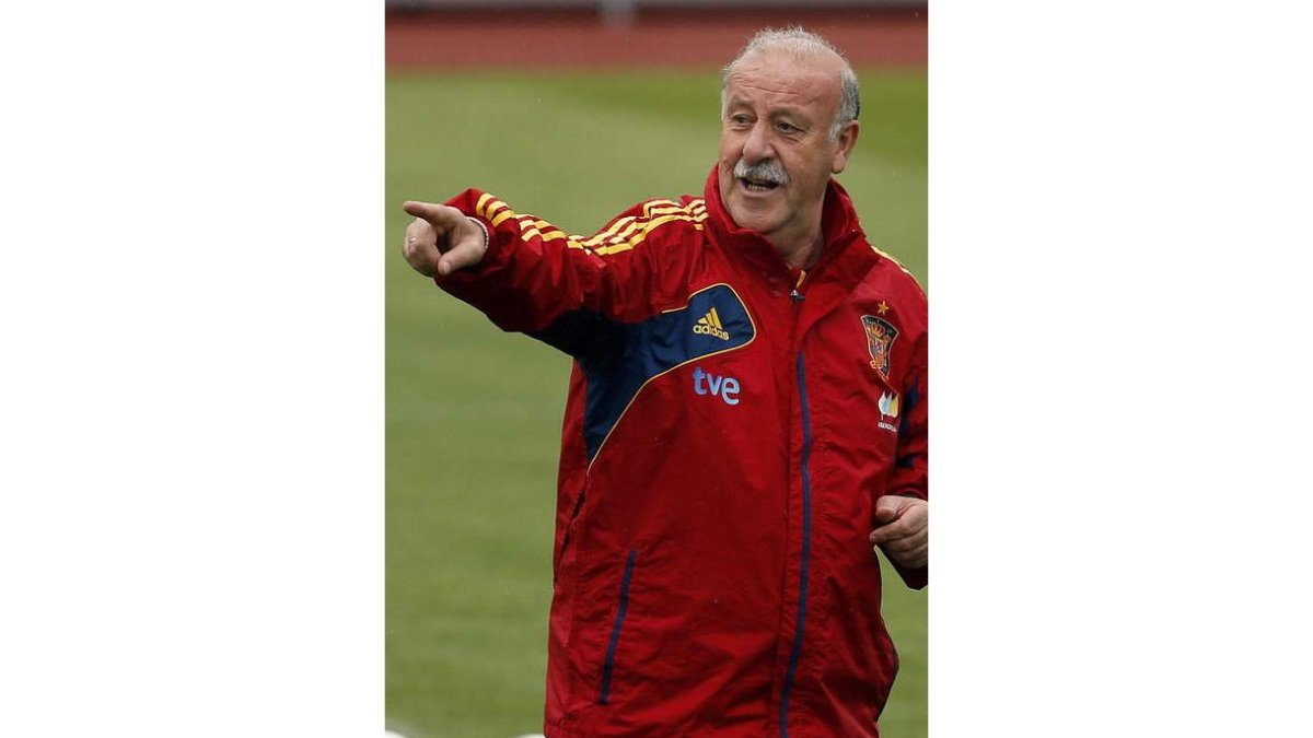Del Bosque da instrucciones a sus jugadores en el entrenamiento.