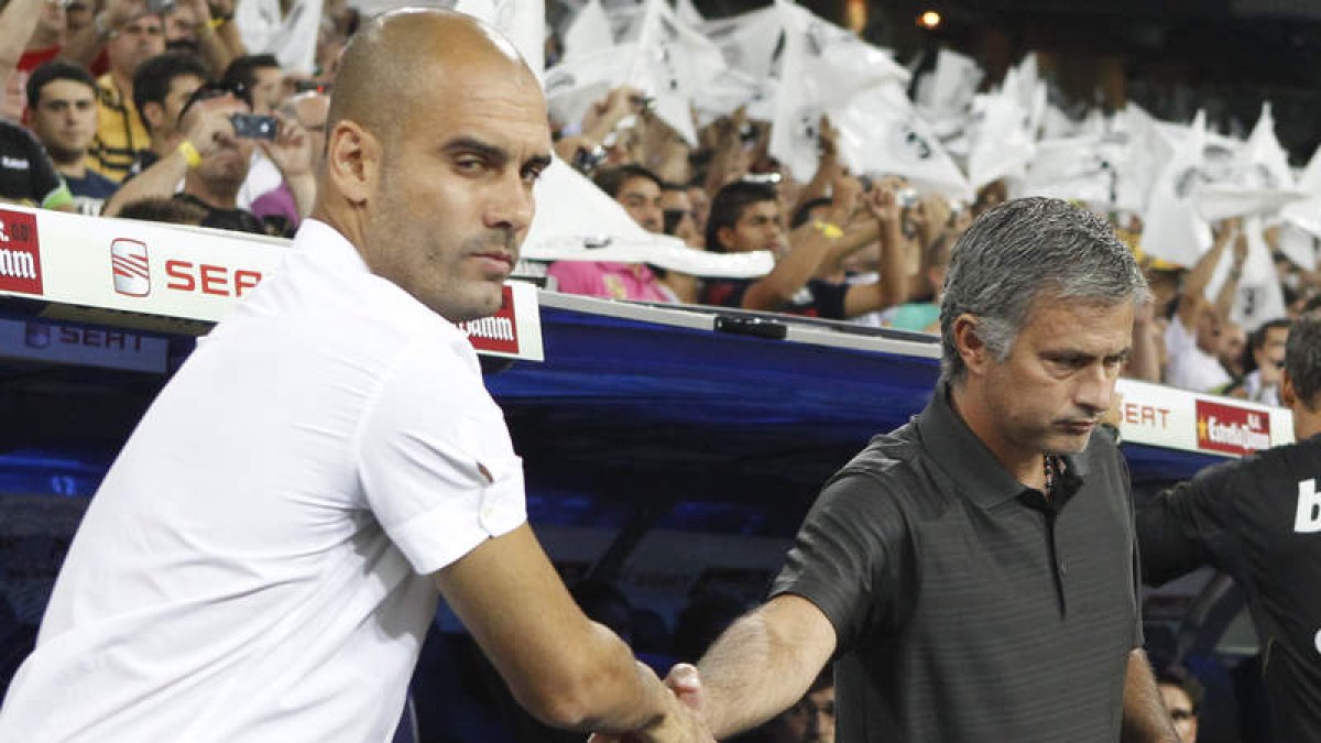 Guardiola y Mourinho se saludan en el último clásico.