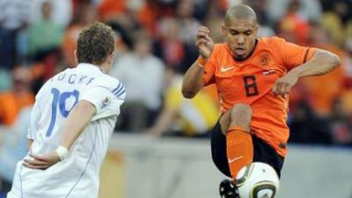Nigel de Jong, a la derecha, volvió a las andadas.