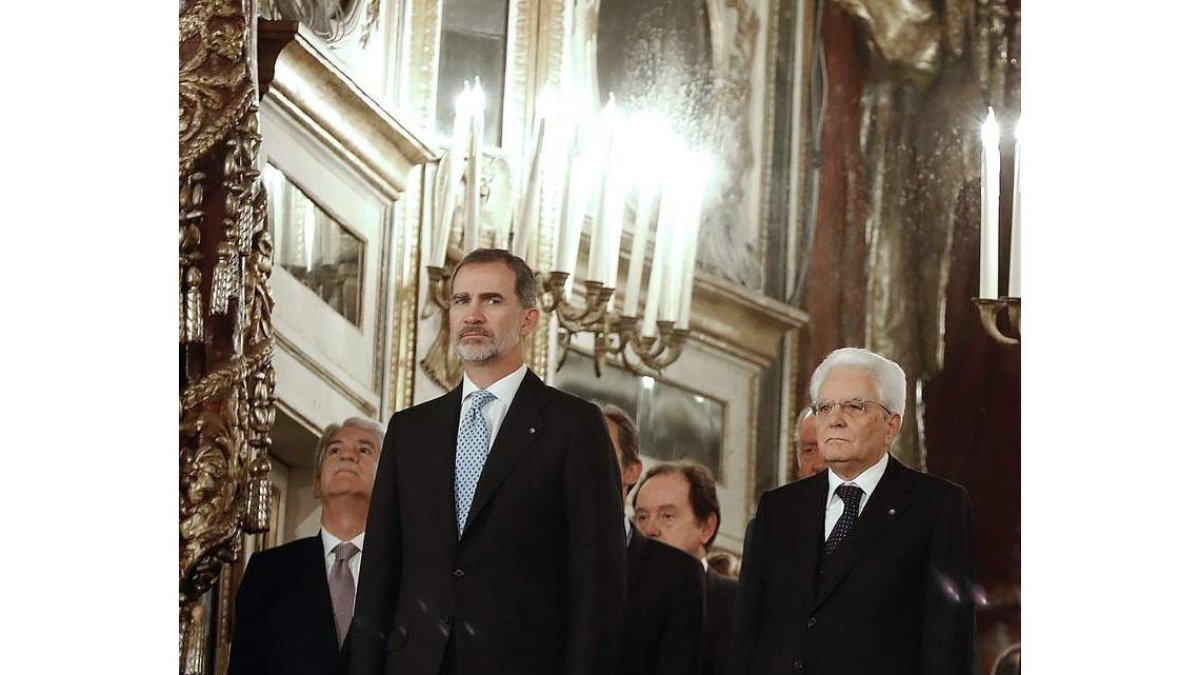 El Rey, durante el himno. J. P. GANDUL
