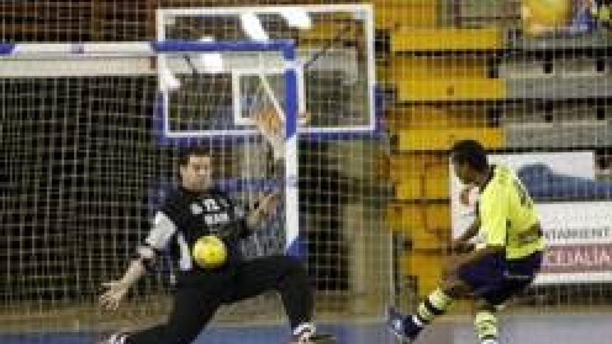 Luchy podría ocupar la portería mañana frente al Ourense ante la baja del meta Lima por lesión