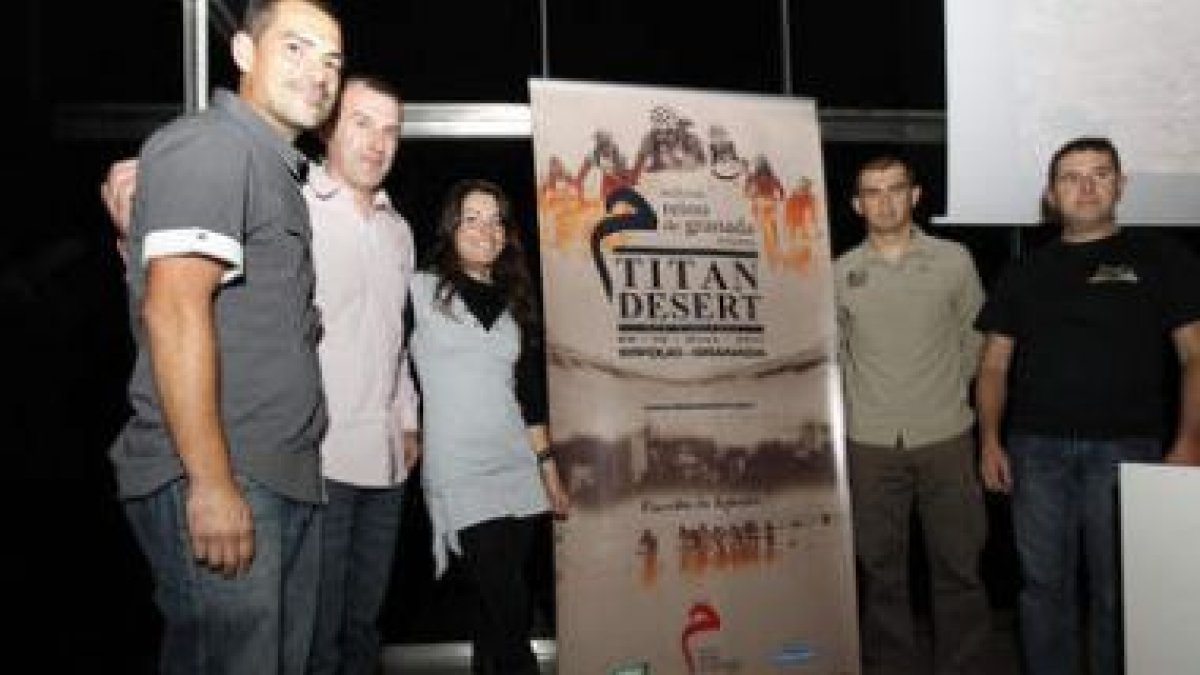 Marcos, Ramón Gutiérrez, Sara, Manuel Tajada y Carlos González, con el cartel de la Titan 2011.