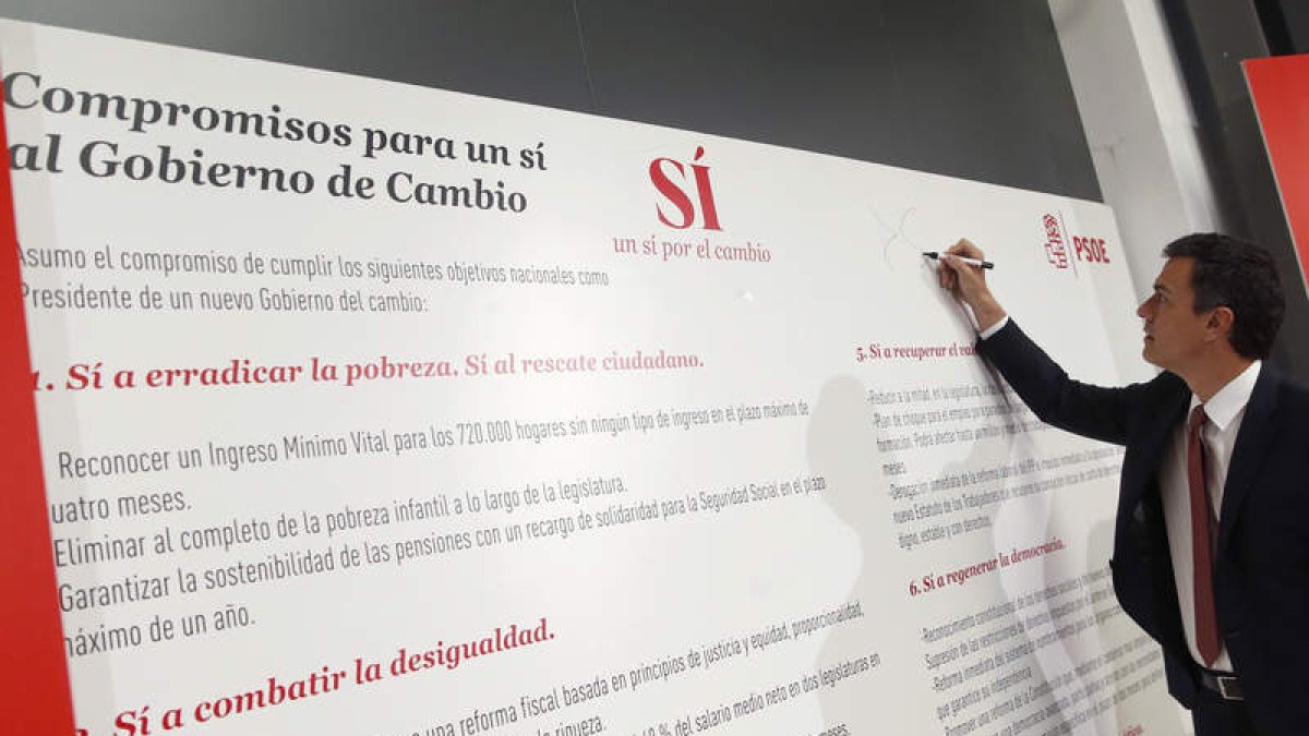 Pedro Sánchez durante la firma ayer de sus propuestas electorales. JAVIER LIZÓN