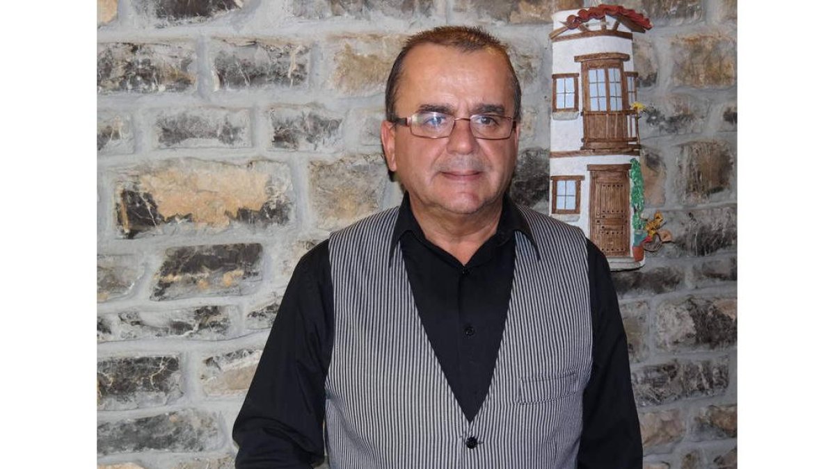 Francisco en el comedor de Casa Paco, en Cistierna.