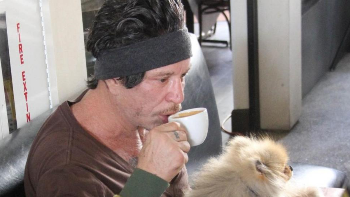 Mickey Rourke, con su mascota, en Beverly Hills.