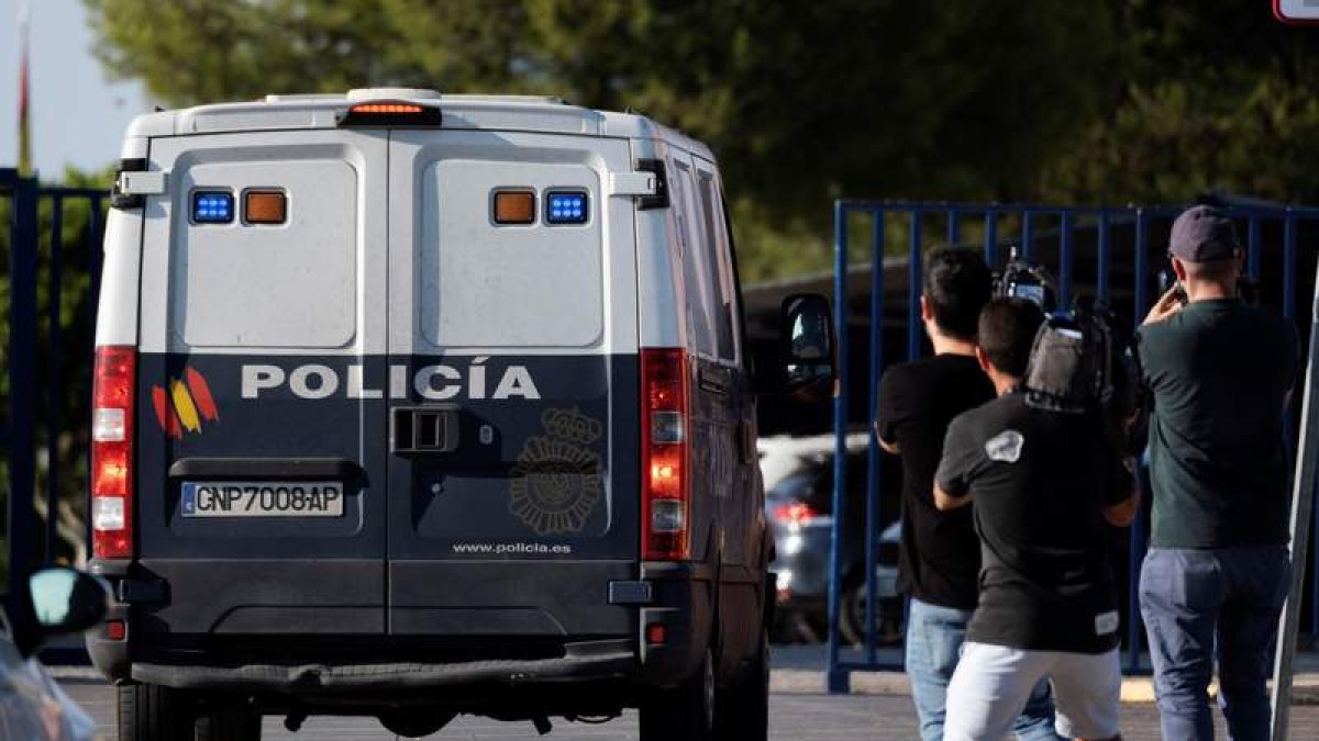 El furgón que lleva a los miembros de La Manada llega al Centro Penitenciario Sevilla 1. PEPO HERRERA