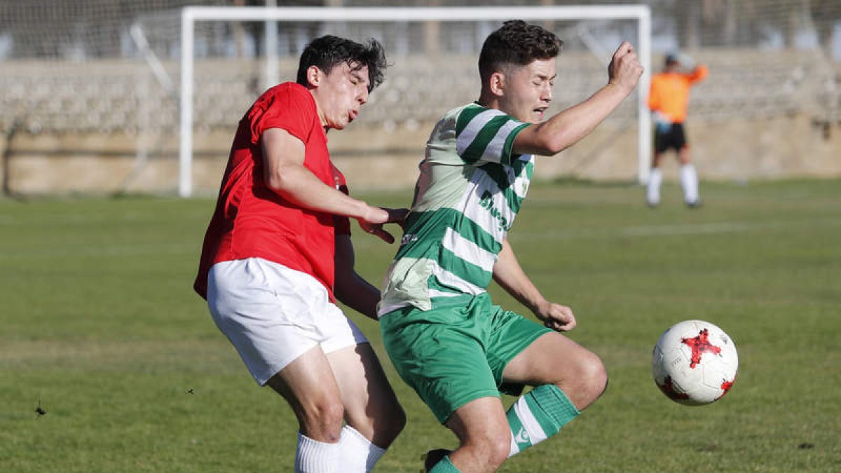 Ramonín se convirtió en el protagonista del partido, primero por su gol y después por su expulsión. JESÚS
