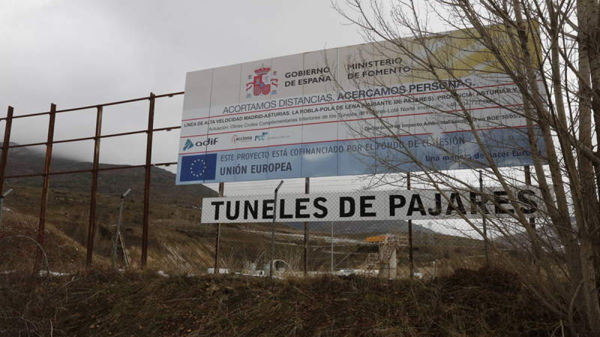 Zona de obras en el emboquille de los túneles del AVE, a la altura de La Pola de Gordón. MARCIANO PÉREZ