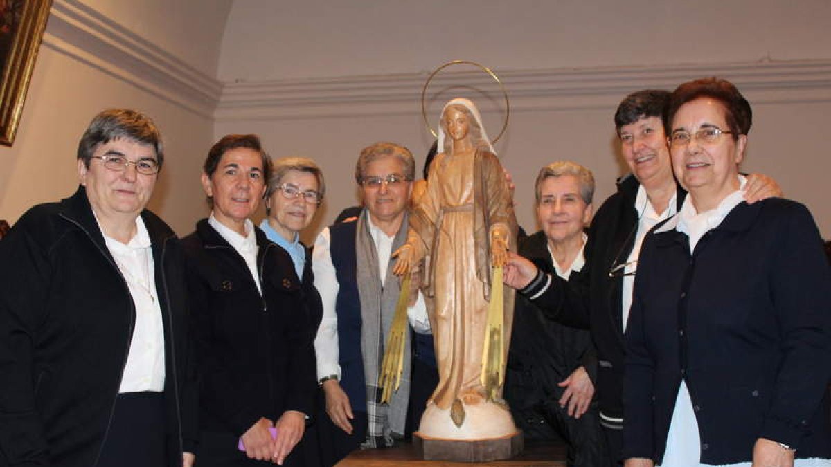 Algunas de las monjas homenajeadas junto a la talla de la Virgen Milagrosa