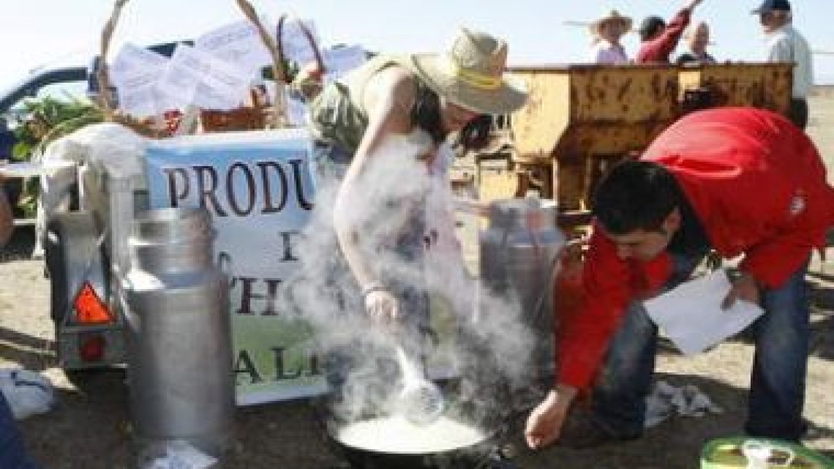 Silván, junto a los cocineros de la patatada popular.