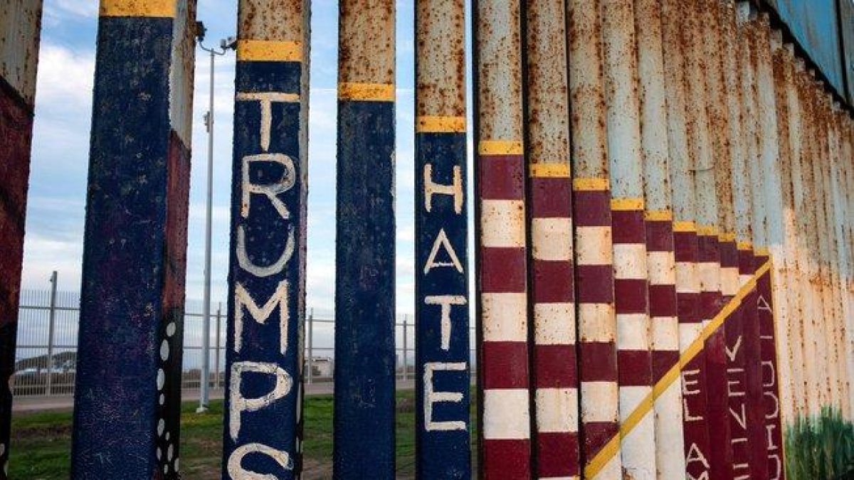 Un trozo de muro que separa México de EEUU visto desde Tijuana.