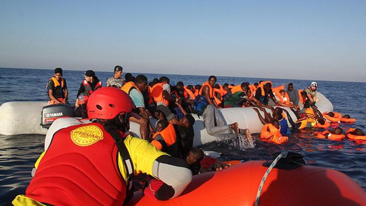Rescate de inmigrantes en patera frente a la costa del Libia.