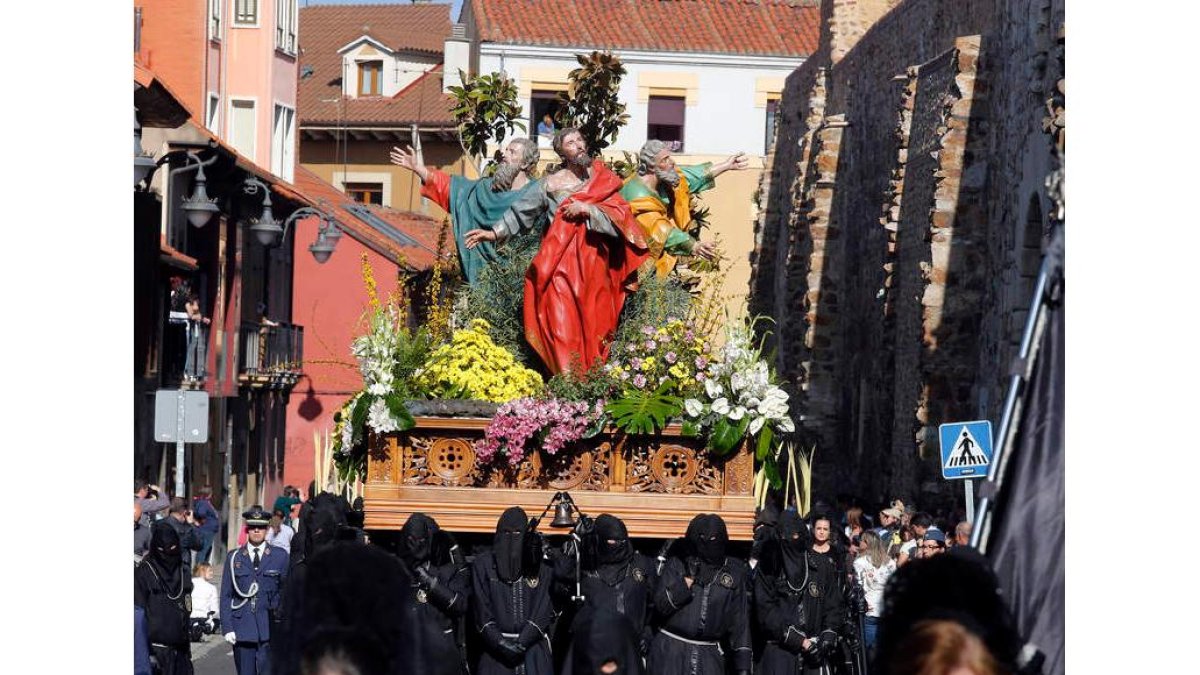 El paso de los Tres Apóstoles de la cofradía del Gran Poder durante su procesión de ayer, a su paso por la calle Carreras. El buen tiempo acompañó todo el recorrido.