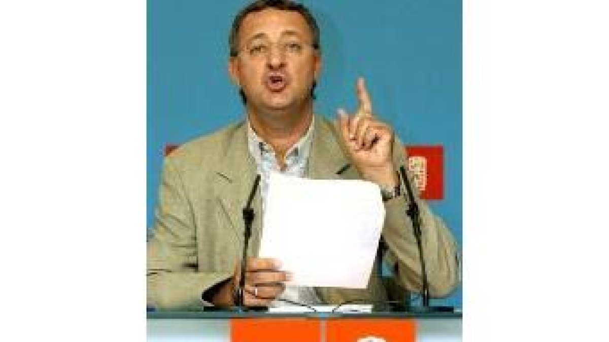 En la imagen, Jesús Caldera, portavoz del PSOE, durante una reunión