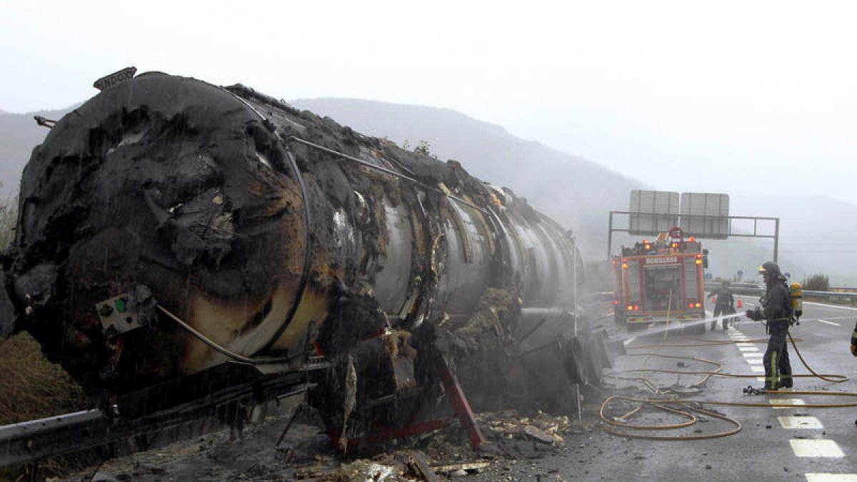 La cisterna del tráiler de leche al incendiarse produjo una densa humareda negra.