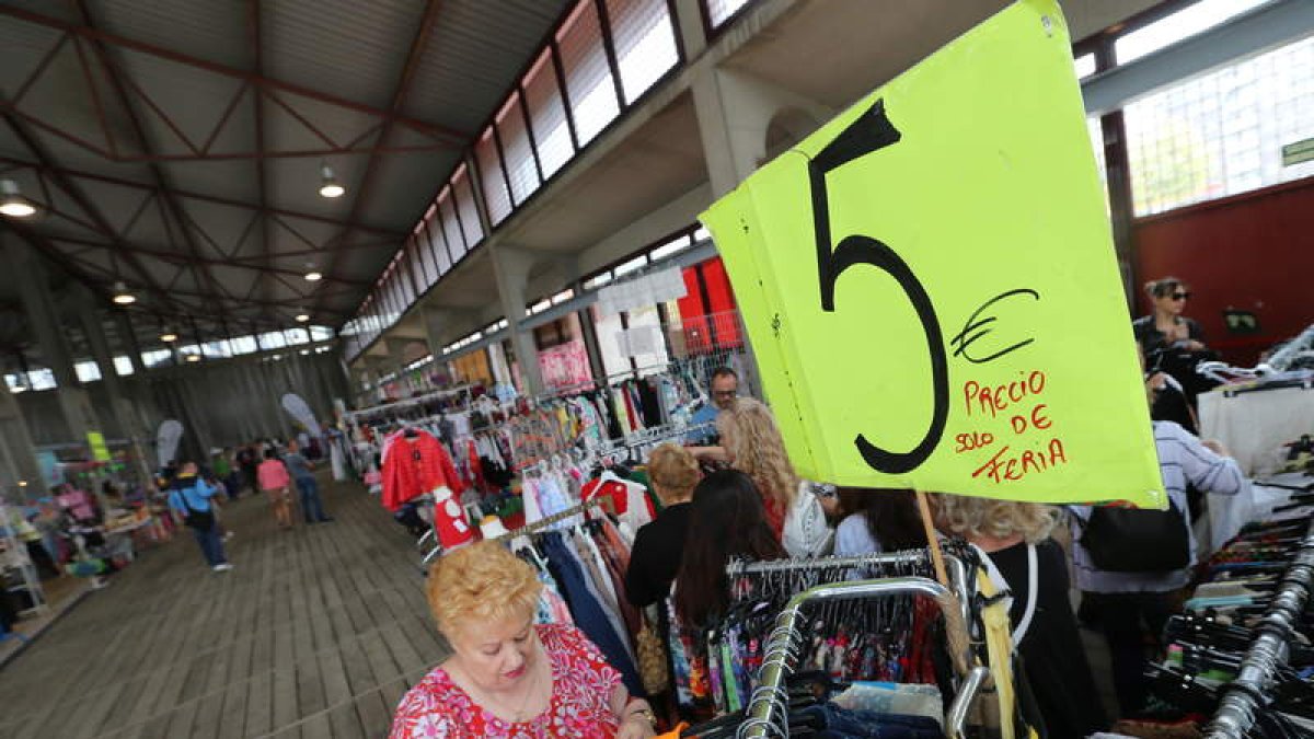 La feria reúne 36 puestos en el Museo del Ferrocarril. ANA F. BARREDO