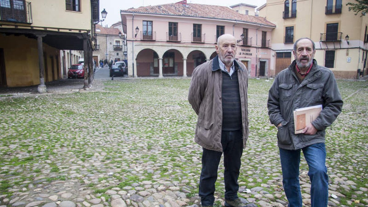 Los hermanos Pelayo y José Andrés Seoane recuerdan en la plaza del Grano la restauración que llevaron a cabo en 1989 y aconsejan reproducirla ahora. F. OTERO PERANDONES