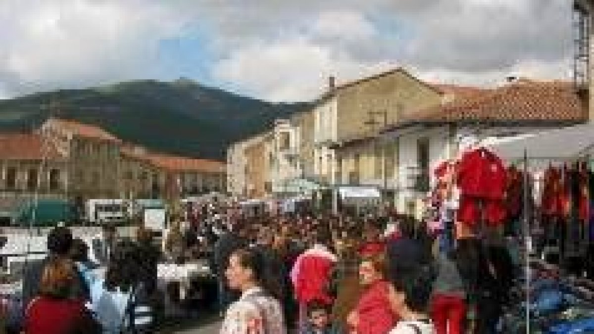 Las calles de Boñar se vieron tomadas por cientos de personas en el día de su feria más importante