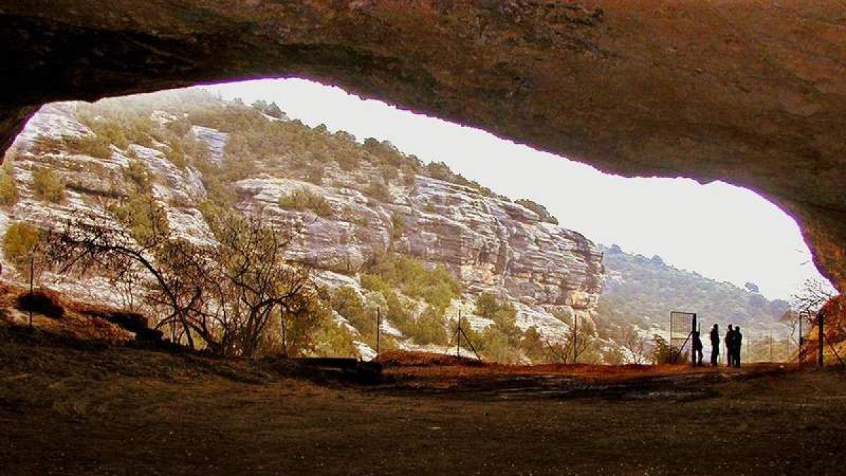 La cueva de Chaves, protegida como BIC y parque natural y por la Red Natura 2000.