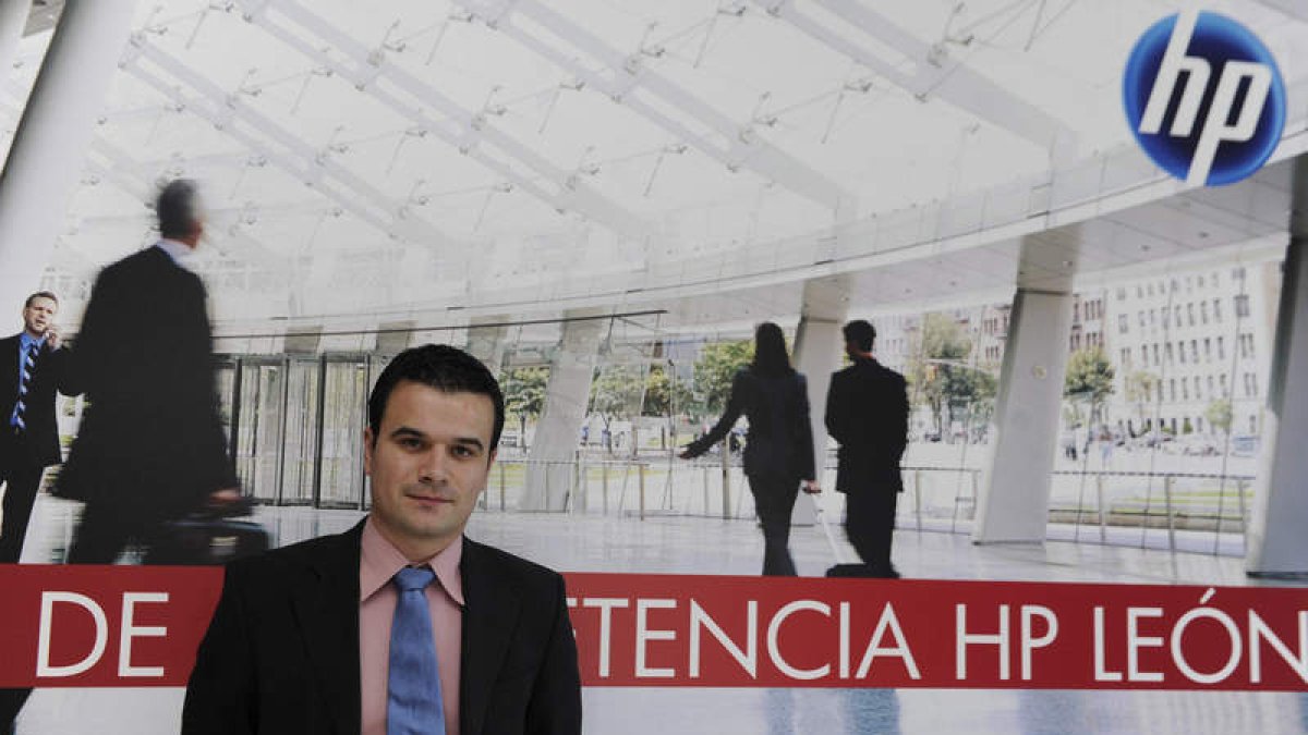 Roberto Lorenzana desarrolla programa de gestión.