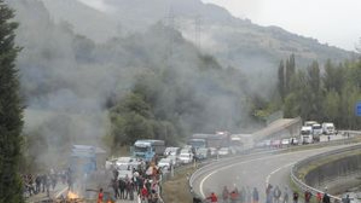 Un grupo de unos cincuenta mineros cortó ayer el tráfico en los dos sentidos de la autopista