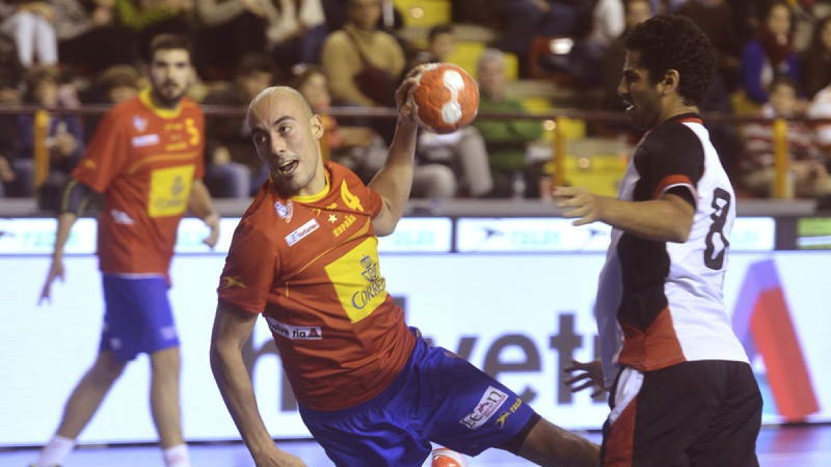 Rocas lanza a portería. El español anotó cuatro goles.
