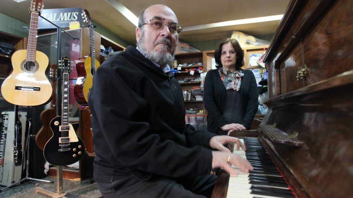 Arold, en la imagen junto a su mujer, regentó una tienda de instrumentos y el Pub 3.000. NORBERTO