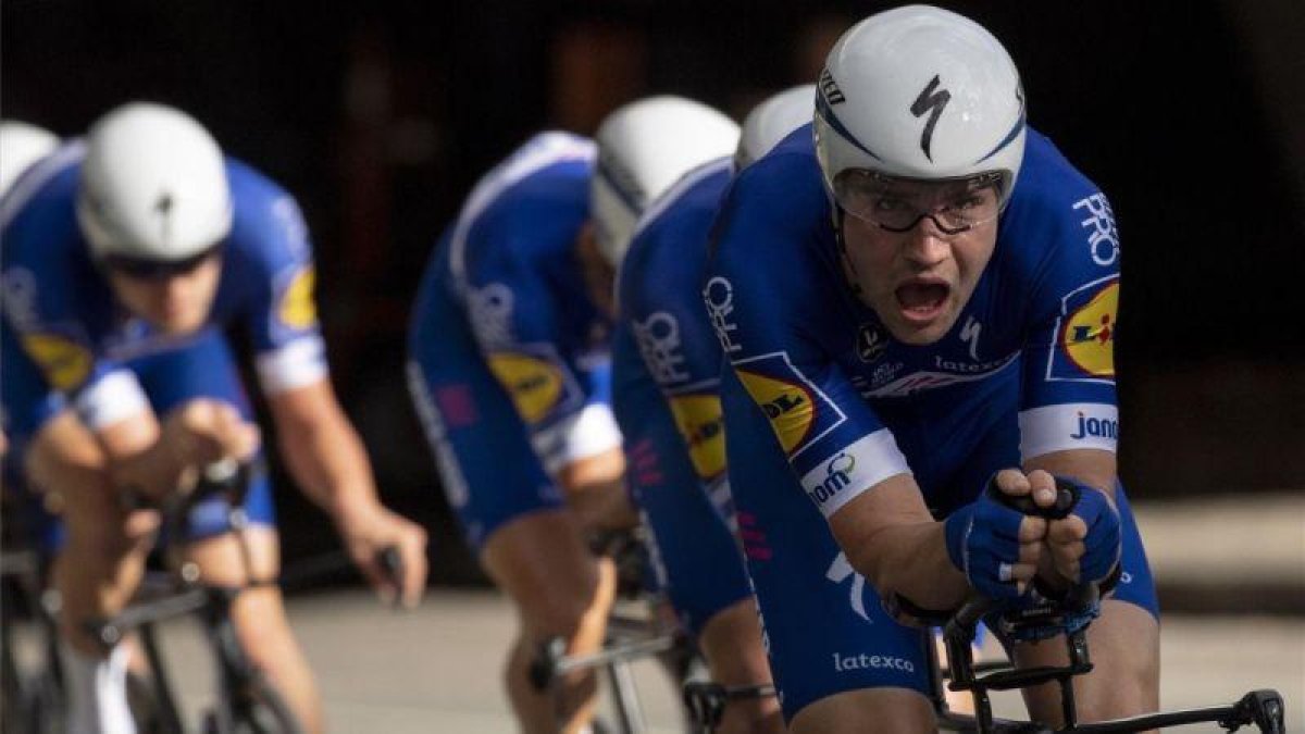 Schachmann lidera al Quick Step en la contrarreloj, camino del oro.