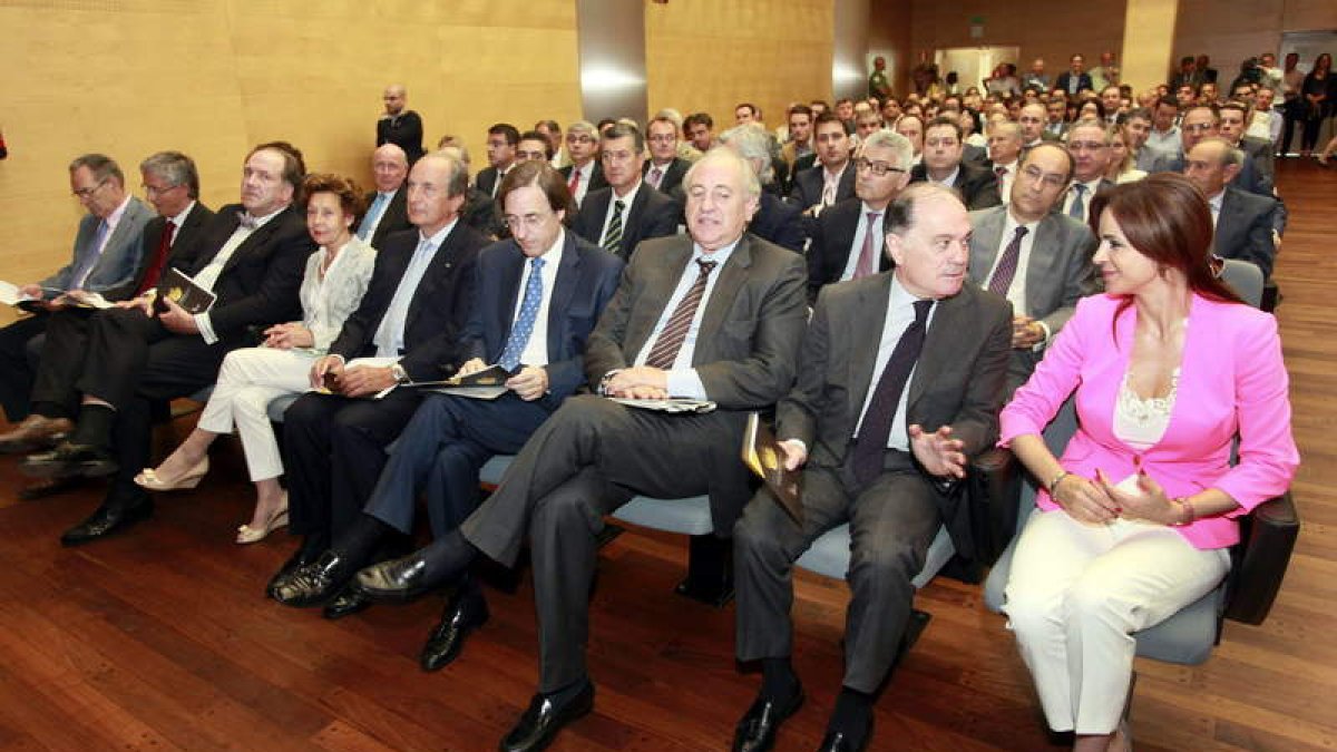 Silvia Clemente y Tomás Villanueva, ayer, en la presentación del plan al sector.