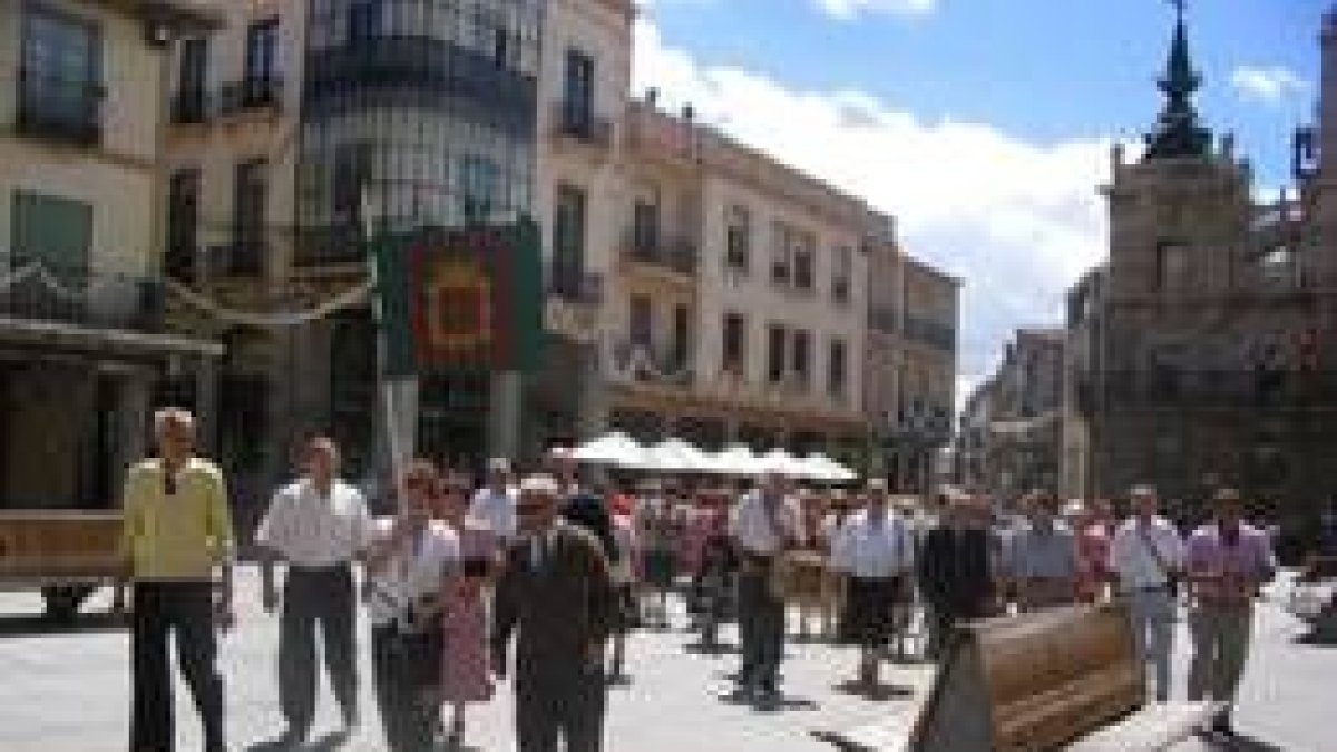 Los jubilados pasean por las calles de Astorga celebrando sus propias fiestas